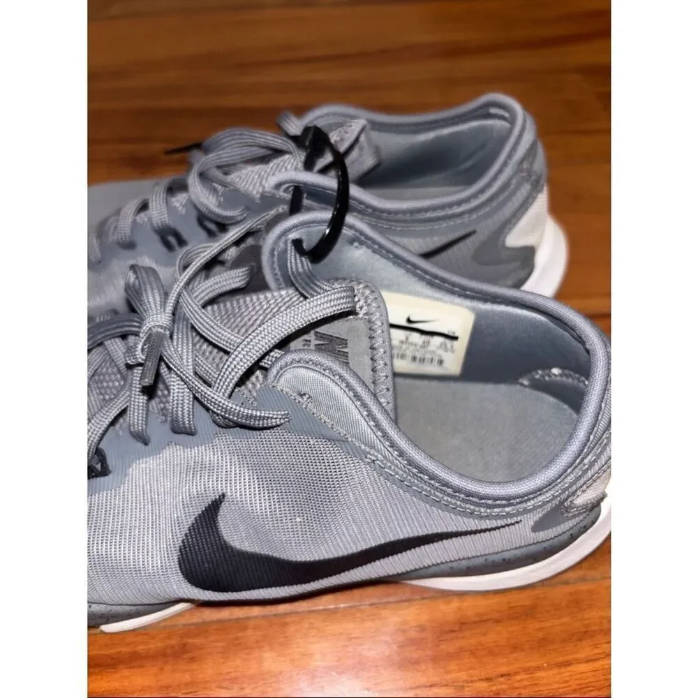 Nike women’s Light Gray Athletic Running Shoes 8.5
